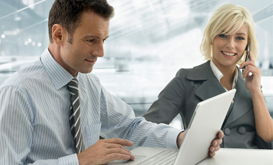 Bild mit IT-Experten bei der Arbeit in ihrem B&uuml;ro